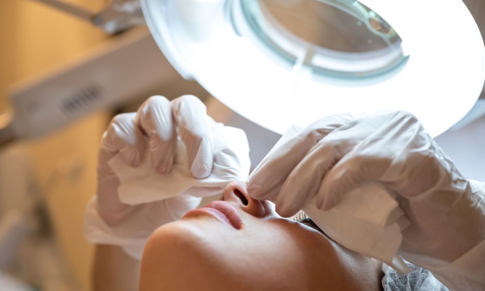El Proceso de Limpieza Facial Profesional